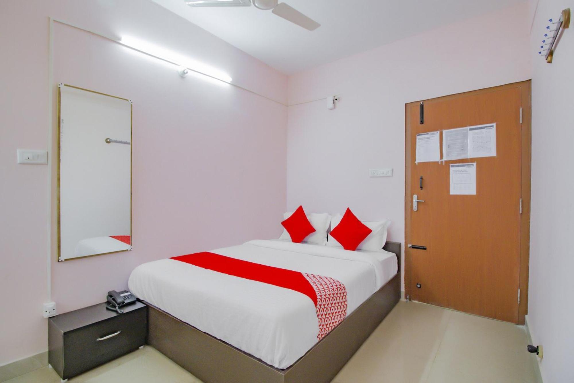 Oyo 79181 Sri Dhanalakshmi Boarding & Lodging Bangalore Exterior photo
